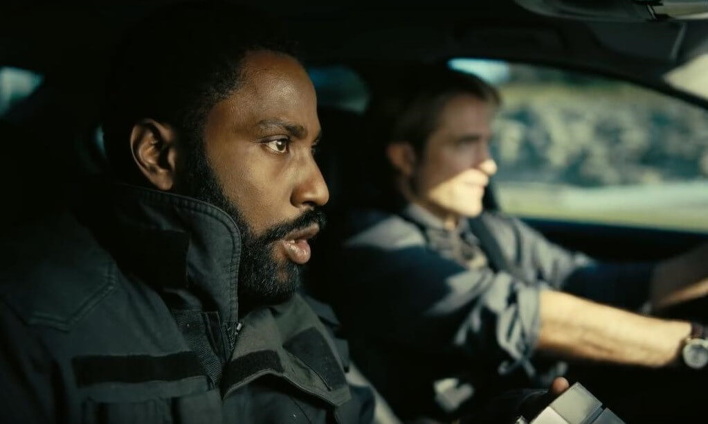 John David Washington dan Robert Pattinson di dalam mobil